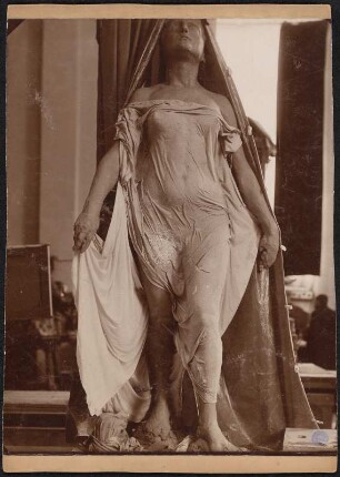 Schreitende Muse : Schreitende Muse, überlebensgroß (für Treppenhaus der Leipziger Sammlung) 1898, Gipsmodell, bekleidet, nicht ausgeführt. Fotografie einer Plastik Klingers (31 x 23,5 auf Pappe). Teilnachlass Klinger, Max (1857-1920) und Asenijeff, Elsa (1867-1941). Dresden: SLUB Mscr.Dresd.App.1353,D,II,f,1