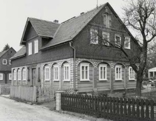 Neugersdorf, Umgebindehaus : Neugersdorf. Wohnhaus (Ende 19. Jahrhundert), Thomasgasse 5. Straßenansicht mit Einfriedung