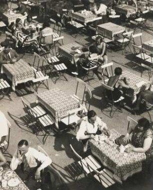 Berlin-Steglitz. Blick auf ein Strandlokal. Gäste sitzen an Tischen