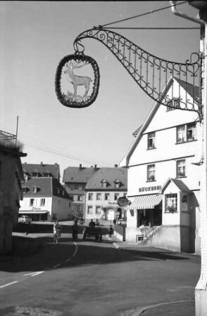 St. Georgen (Schwarzwald): Gasse mit Aushängeschild "Hirsch"