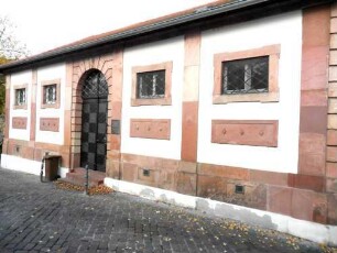 Stadtbild-Kelterhaus des Dekanatshofes (1765 erbaut) über Traufseite in Übersicht