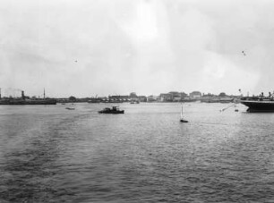 Hafen von Colombo : Blick in den Hafen von Colombo mit Sicht auf die Uferbebauung.