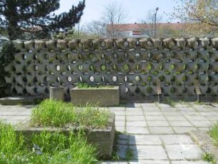 Dresden: Hotelgarten hinter Prager Straße 7/Reitbahnstraße, Formsteinwand