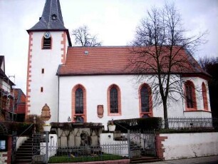 Turm und Langhaus von Süden (Ortsseite)