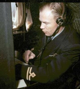 Navigator im Cockpit eines Flugzeugs