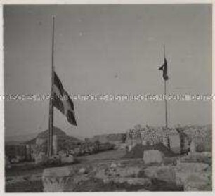 Wehrmachtssoldaten, Athen, Hakenkreuzfahnen auf der Akropolis
