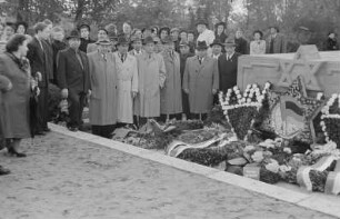 Einweihung eines Denkmals der Jüdischen Gemeinde zu Leipzig : Teilnehmer der Gedenkveranstaltung mit Julius Meyer, Vorsitzender der jüdischen Gemeinde in Ost-Berlin (1. Reihe 2.v.r.)