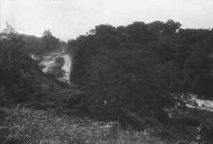 Kleine Panganifälle : Dschungellandschaft mit Fluss und Wasserfall