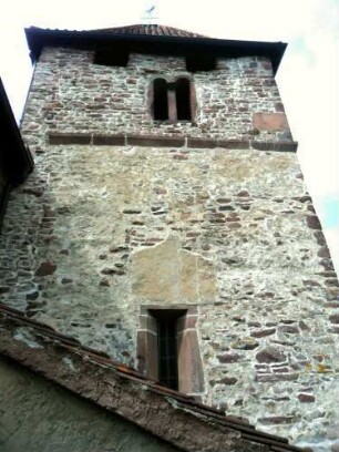 Eichel-Kirchturm von Osten mit Werksteinen im Mauersteinverband sowie überformtem Biforium im Glockengeschoß