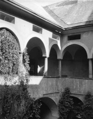 Klagenfurt-Hallegg. Schloss (1546/1576). Hofarkaden