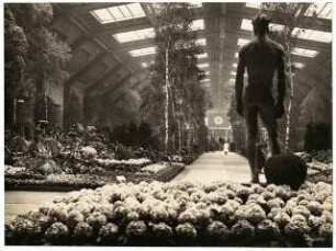 Ausstellungsgarten Deutsche Gartenbau-Ausstellung 1933, Berlin: Innenansicht Ausstellungshalle, Skulptur vor Frühlingsgarten