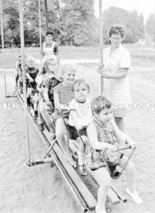 Leben im Dorf Hohburg (Wurzen): Kinderbetreuung auf dem Spielplatz
