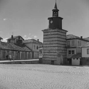 Die bulgarische Kleinstadt Trjawna an den nördlichen Hängen des Balkangebirges liegend. Der Uhrturm von 1814 im Stadtzentrum