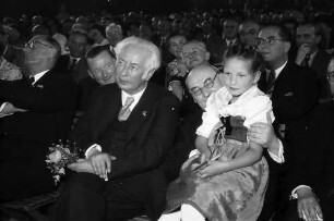 Hausen im Wiesental: Bundespräsident Heuss mit Schwarzwaldmaidli, Leo Wohleb hat es auf dem Schoß