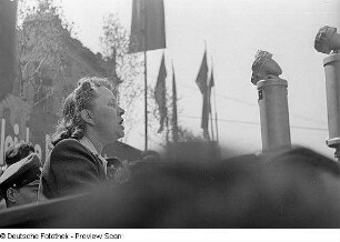 Aufnahmen von den Feierlichkeiten zum 1. Mai 1946 in Berlin : Käthe Kern am Rednerpult