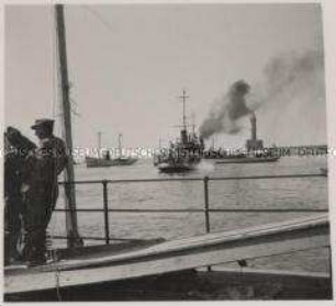 Wehrmachtssoldaten, Bald nach der Einnahme der Hauptstadt Kretas Chania liefen italienische Einheiten im Hafen ein.