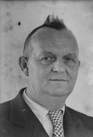 Mann im Anzug (Deutsche Ostasien-Expedition 1937/1939)