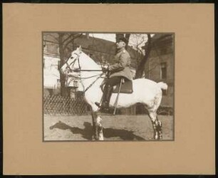 Fotografien: Wilhelm Walther auf einem Pferd