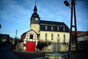 Kirche von SW, Turm und Mansarddach, vorn Feuerwehrgerätehaus (?); Brunnen