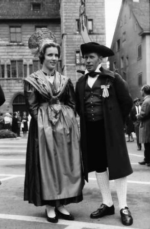 Überlingen: Schwertertanz von Überlingen; Überlinger Tracht mit Goldhaube; Trachtenpaar