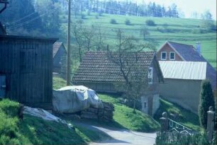 steiler Weg, in der Mitte ein typisches Kellerhaus