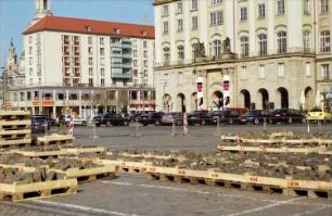 Dresden-Altstadt. Altmarkt. Alte Pflastersteine, auf Paletten gestapelt