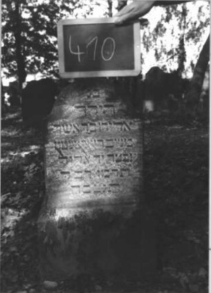 Grabstein 410 (Index: 100111801) Material: Sandstein Zustand: gut Maße HxBxT: 65x33x23 cm Beschreibung: Stele, Sockel, Konvexbogenabschluß Besonderheit: Kindergrab: Grabstein 410