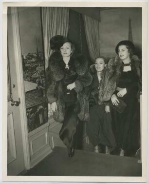 Marlene Dietrich mit Dolores del Rio (Mitte) (Los Angeles, zirka 1934 - 1936) (Archivtitel)