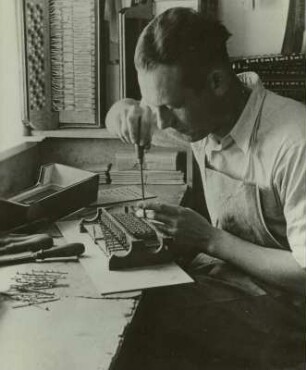 Akkordeonbau in Zwota-Zechenbach : Akkordeonbau in Zwota-Zechenbach, Akkordeonfabrik „Hutschelli“ Paul Hutschenreuter und Müller. Akkordeonbauer beim Fertigen der Mechanik (Baß)