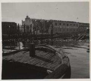Wehrmachtssoldaten, Nach der Zerstörung, Von Junkers Ju Stukas zerstörte Werft im Hafen von Piräus