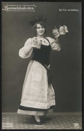 Wini Grabitz in "Bummelstudenten" : Wini Grabitz in "Bummelstudenten", Posse mit Gesang in fünf Bildern von Rudolf Bernauer und Rudolph Schanzer, Musik von Willy Bredschneider und Bogumil Zepler. Szene "Der Stolz von Heidelberg." Residenz-Theater Dresden, Dresdner Erstaufführung 1911. Fotografie (Weltpostkarte) von Martin Herzfeld, Dresden