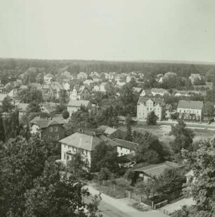 Dresden-Bühlau. Blick vom Turm der Pfarrkirche St. Michael über die Quohrener und die Bautzner Landstraße zur Dresdener Heide