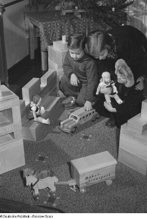 Kinder beim Spiel mit Holzspielzeug auf der Weihnachtsausstellung im Alten Rathaus "Klingendes Vogtland"