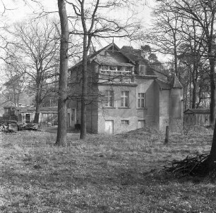 Fredersdorf-Vogelsdorf, Fröbelstraße 29. Sommerhaus "Waldesfrieden" (ehemalige Adolph-Hoffmann-Villa; um 1906). Gartenansicht