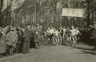 Natürliches Turnen. Waldlauf der männlichen Jugend