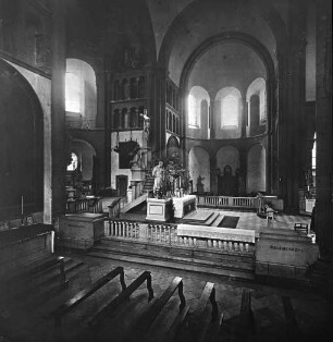 Köln, St. Aposteln, Querschiff nach Süden, Hochaltar unter der Vierung