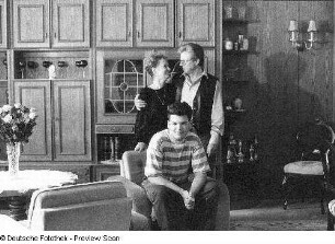 Familie V. (mitarbeitendes Familienmitglied, selbständiger Tischlermeister) mit ihrem Sohn (Bankkaufmannslehre) im Wohnzimmer