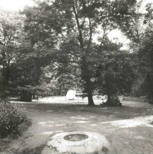 Cottbus, Ewald-Haase-Straße 12. Park der Villa der Tuchfabrik Grovermann (Kindergarten) (wohl 1912). Teilansicht mit Spielplatz