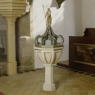 Taufstein mit Statue Johannes des Täufers