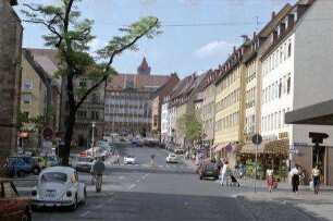 Nürnberg: Altstadtstraßen vom Bus [Obstmarkt]