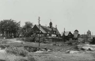 Zinnwald-Georgenfeld. Ortsmitte mit Huthaus "Reicher Trost", Trafohaus und Dorfkirche