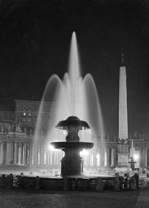 Nördlicher Springbrunnen : Rom. Vatikanstadt. Peters-Platz. Nördlicher Springbrunnen vom C. Maderno