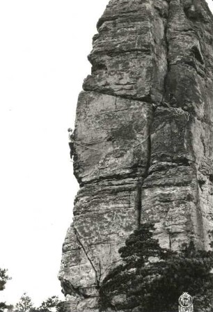 Sächsische Schweiz, Rathener Gebiet. Lokomotive. Seilschaft Emanuel Strubich / K. Ullrich beim Nachholen an der Südostkante (Variante zur Lammseite)
