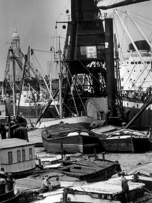 Hamburg. Im Freihafen wird mit einem pneumatischen Elevator das Getreide gelöscht und in Leichter verladen