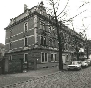 Dresden-Pieschen, Hans-Sachs-Straße 18/16. Doppelwohnhaus mit Laden (um 1900). Straßenansicht mit Gingkobäumen