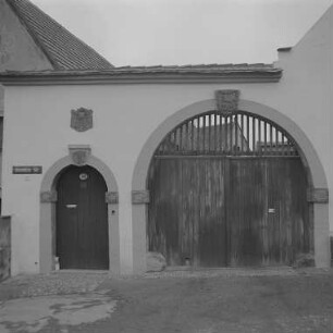 Toranlage des Gehöfts