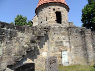 Nordwest-Rundturm mit Steintreppe zum ehemaligen Wehrgang (Eingang zum Turm) sowie flankierender Kirchhofmauer über Kirchturm