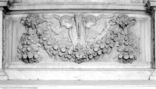 Cappella Filomarino (dell'Annunziata), Feston und Cherubim