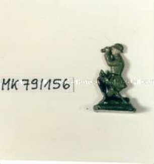 Reichswehrsoldat mit Feldstecher knieend