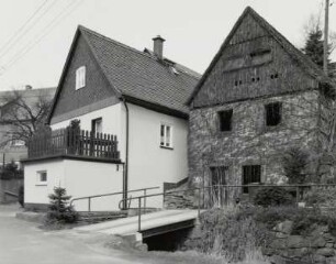 Neukirch, Wohnhaus und Nebengebäude : Neukirch (Kreis Bautzen), Wohnhaus und Nebengebäude, An der Wehrbrücke 13, 19. und 18. Jahrhundert, Straßenansicht